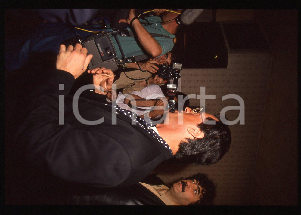 Sylvester STALLONE - CINEMA 1995 ca 35 mm vintage slide 7 Diapositiva d'epoca, in formato 35 mm.CONDIZIONI: GOODE' severamente vietata la riproduzione. Tutti i diritti sono riservati.Nella diapositiva ICharta mette in vendita, sul negozio eBay e in esclusiva sul sito "icharta" il proprio archivio composto da numerose diapositive e negativi fotografici d'epoca, tutti originali e autentici, che attraversano la storia del costume italiano tra gli la fine degli anni Sessanta e Novanta.Si tratta di uno sguardo inedito sull'attualità , la politica, la vita quotidiana, il gossip e la cultura, che fotografa il cambiamento della nazione in quest'ultimo scorcio del XX secolo. Un'occasione unica per il mercato del collezionismo, che vede finalmente disponibile un archivio eccezionale per vastità , tematiche e condizioni, in un settore (il negativo fotografico e la diapositiva) di assoluta novità  e dalle interessanti prospettive di investimento.  GOOD/buono   originale e autentica 1