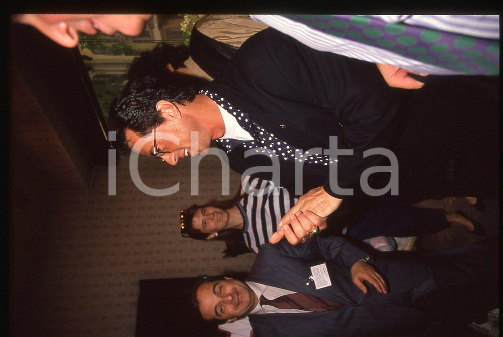 Sylvester STALLONE - CINEMA 1995 ca 35 mm vintage slide 8 Diapositiva d'epoca, in formato 35 mm.CONDIZIONI: GOODE' severamente vietata la riproduzione. Tutti i diritti sono riservati.Nella diapositiva ICharta mette in vendita, sul negozio eBay e in esclusiva sul sito "icharta" il proprio archivio composto da numerose diapositive e negativi fotografici d'epoca, tutti originali e autentici, che attraversano la storia del costume italiano tra gli la fine degli anni Sessanta e Novanta.Si tratta di uno sguardo inedito sull'attualità , la politica, la vita quotidiana, il gossip e la cultura, che fotografa il cambiamento della nazione in quest'ultimo scorcio del XX secolo. Un'occasione unica per il mercato del collezionismo, che vede finalmente disponibile un archivio eccezionale per vastità , tematiche e condizioni, in un settore (il negativo fotografico e la diapositiva) di assoluta novità  e dalle interessanti prospettive di investimento.  GOOD/buono   originale e autentica 1