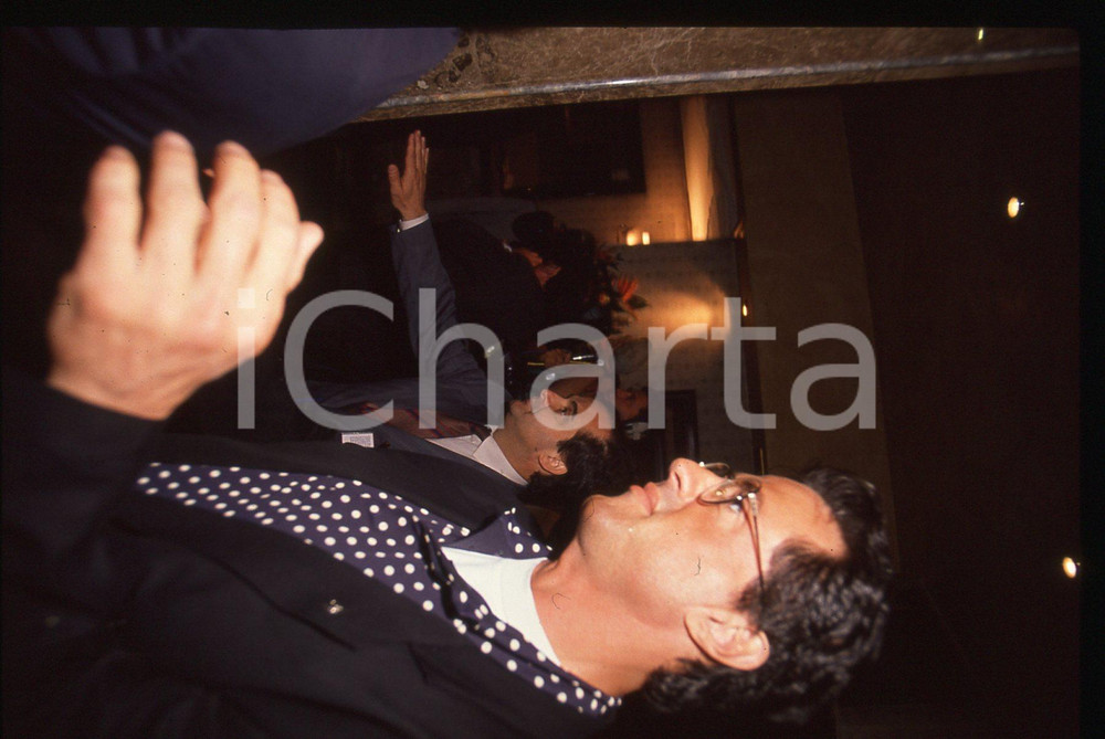 Sylvester STALLONE - CINEMA 1995 ca 35 mm vintage slide 9 Diapositiva d'epoca, in formato 35 mm.CONDIZIONI: GOODE' severamente vietata la riproduzione. Tutti i diritti sono riservati.Nella diapositiva ICharta mette in vendita, sul negozio eBay e in esclusiva sul sito "icharta" il proprio archivio composto da numerose diapositive e negativi fotografici d'epoca, tutti originali e autentici, che attraversano la storia del costume italiano tra gli la fine degli anni Sessanta e Novanta.Si tratta di uno sguardo inedito sull'attualità , la politica, la vita quotidiana, il gossip e la cultura, che fotografa il cambiamento della nazione in quest'ultimo scorcio del XX secolo. Un'occasione unica per il mercato del collezionismo, che vede finalmente disponibile un archivio eccezionale per vastità , tematiche e condizioni, in un settore (il negativo fotografico e la diapositiva) di assoluta novità  e dalle interessanti prospettive di investimento.  GOOD/buono   originale e autentica 1