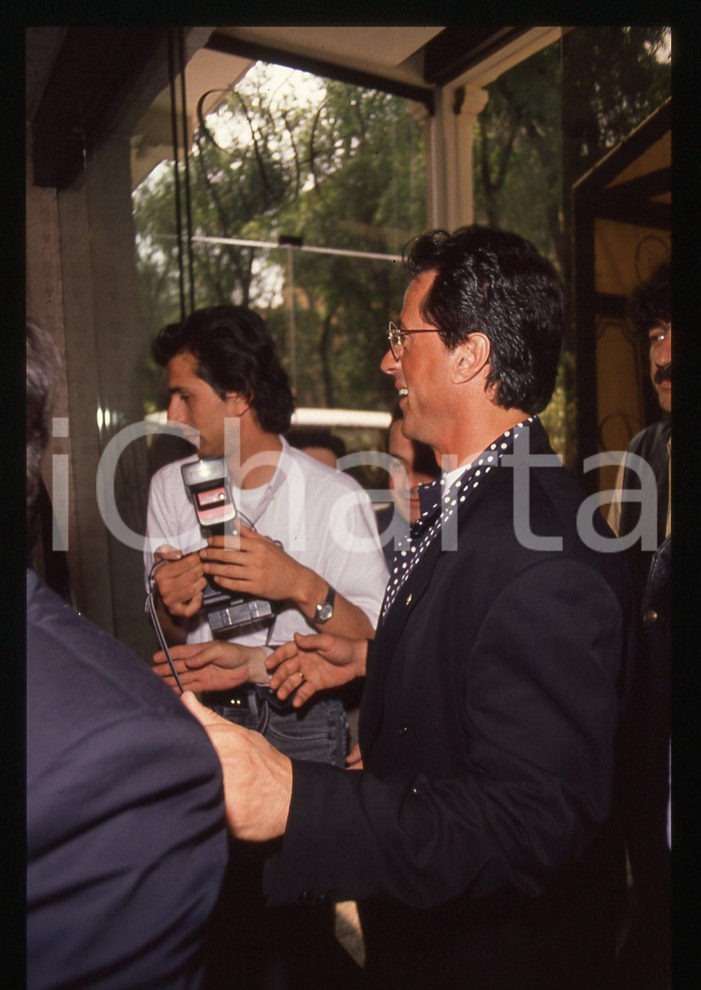 Sylvester STALLONE - MILANO 1995 35 mm vintage slide 12 Diapositiva d'epoca, in formato 35 mm.CONDIZIONI: GOODE' severamente vietata la riproduzione. Tutti i diritti sono riservati.Nella diapositiva ICharta mette in vendita, sul negozio eBay e in esclusiva sul sito "icharta" il proprio archivio composto da numerose diapositive e negativi fotografici d'epoca, tutti originali e autentici, che attraversano la storia del costume italiano tra gli la fine degli anni Sessanta e Novanta.Si tratta di uno sguardo inedito sull'attualità , la politica, la vita quotidiana, il gossip e la cultura, che fotografa il cambiamento della nazione in quest'ultimo scorcio del XX secolo. Un'occasione unica per il mercato del collezionismo, che vede finalmente disponibile un archivio eccezionale per vastità , tematiche e condizioni, in un settore (il negativo fotografico e la diapositiva) di assoluta novità  e dalle interessanti prospettive di investimento.  GOOD/buono   originale e autentica 1