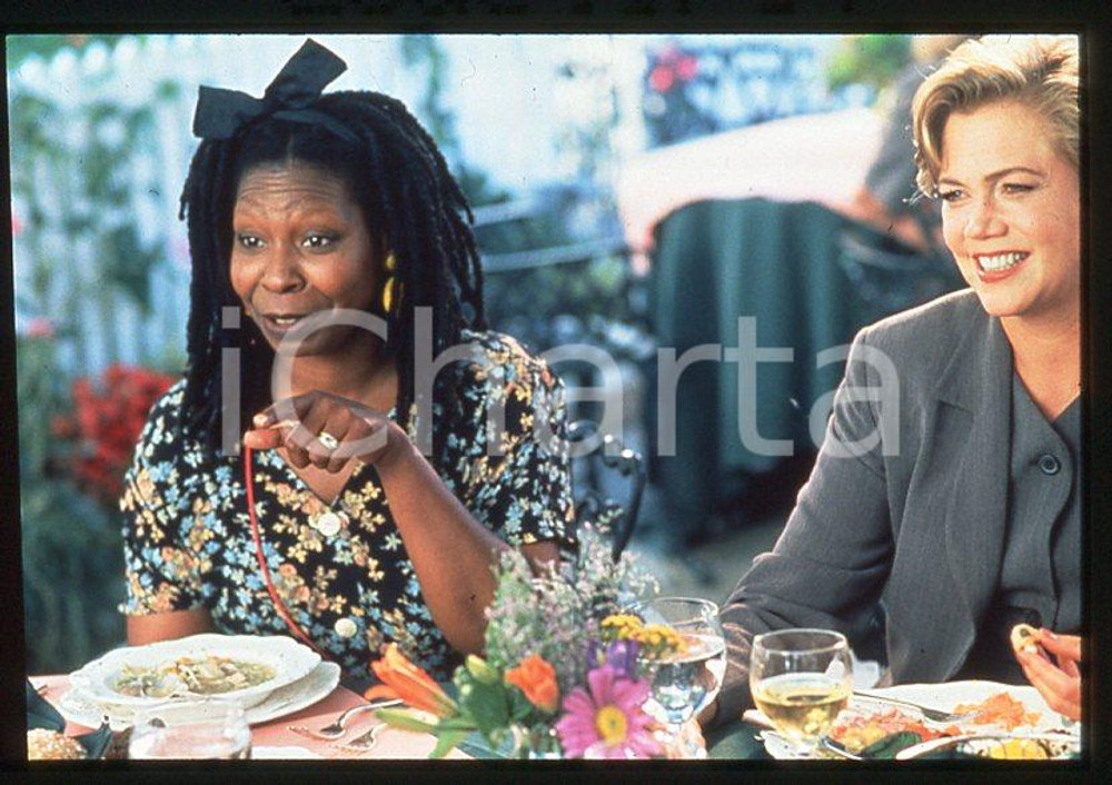 Whoopi GOLDBERG Kathleen TURNER "Moonlight and Valentino" *35mm vintage slide 1  Diapositiva originale, in formato 35 mm.E' severamente vietata la riproduzione. Tutti i diritti sono riservati. ICharta mette in vendita, sul negozio eBay e in esclusiva sul sito "icharta" il proprio archivio composto da numerose diapositive e negativi fotografici d'epoca, tutti originali e autentici, che attraversano la storia del costume tra la fine degli anni Sessanta e Novanta.Si tratta di uno sguardo inedito sull'attualità, la politica, la vita quotidiana, il gossip e la cultura, che fotografa il cambiamento della nazione in quest'ultimo scorcio del XX secolo. Un'occasione unica per il mercato del collezionismo, che vede finalmente disponibile un archivio eccezionale per vastità, tematiche e condizioni, in un settore (il negativo fotografico e la diapositiva) di assoluta novità e dalle interessanti prospettive di investimento. GOOD/buono   originale e autentica 1