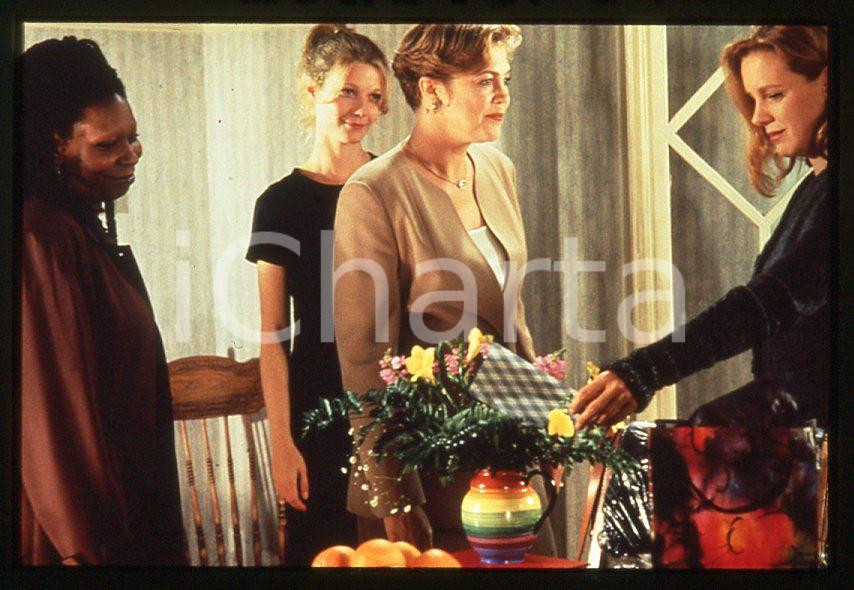 Whoopi GOLDBERG Gwyneth PALTROW "Moonlight and Valentino" *35mm vintage slide  Diapositiva originale, in formato 35 mm. Nella scena sono presenti anche Elizabeth Perkins e Kathleen Turner.E' severamente vietata la riproduzione. Tutti i diritti sono riservati. ICharta mette in vendita, sul negozio eBay e in esclusiva sul sito "icharta" il proprio archivio composto da numerose diapositive e negativi fotografici d'epoca, tutti originali e autentici, che attraversano la storia del costume tra la fine degli anni Sessanta e Novanta.Si tratta di uno sguardo inedito sull'attualità, la politica, la vita quotidiana, il gossip e la cultura, che fotografa il cambiamento della nazione in quest'ultimo scorcio del XX secolo. Un'occasione unica per il mercato del collezionismo, che vede finalmente disponibile un archivio eccezionale per vastità, tematiche e condizioni, in un settore (il negativo fotografico e la diapositiva) di assoluta novità e dalle interessanti prospettive di investimento. GOOD/buono   originale e autentica 1