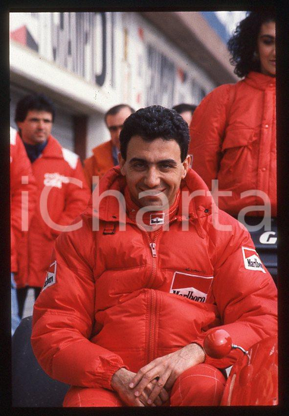 Michele ALBORETO scuderia FERRARI - FORMULA 1 1998 *35mm vintage slide 1  Diapositiva originale, in formato 35 mm. E' severamente vietata la riproduzione. Tutti i diritti sono riservati. ICharta mette in vendita, sul negozio eBay e in esclusiva sul sito "icharta" il proprio archivio composto da numerose diapositive e negativi fotografici d'epoca, tutti originali e autentici, che attraversano la storia del costume tra la fine degli anni Sessanta e Novanta.Si tratta di uno sguardo inedito sull'attualità, la politica, la vita quotidiana, il gossip e la cultura, che fotografa il cambiamento della nazione in quest'ultimo scorcio del XX secolo. Un'occasione unica per il mercato del collezionismo, che vede finalmente disponibile un archivio eccezionale per vastità, tematiche e condizioni, in un settore (il negativo fotografico e la diapositiva) di assoluta novità e dalle interessanti prospettive di investimento. GOOD/buono   originale e autentica 1