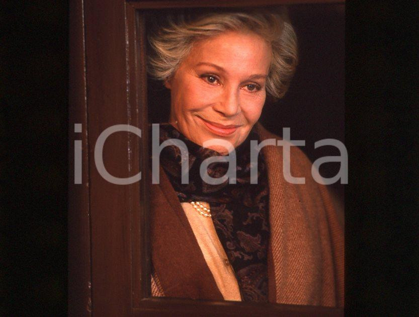 Ingrid THULIN - Film "Cuore di mamma" 1988 *35mm vintage slide (4) Diapositiva originale, in formato 35 mm.Per i diritti rivolgersi a ICharta.E' severamente vietata la riproduzione. Tutti i diritti sono riservati.ICharta mette in vendita, sul negozio eBay e in esclusiva sul sito "icharta" il proprio archivio composto da numerose diapositive e negativi fotografici d'epoca, tutti originali e autentici, che attraversano la storia del costume tra la fine degli anni Sessanta e Novanta.Si tratta di uno sguardo inedito sull'attualità, la politica, la vita quotidiana, il gossip e la cultura, che fotografa il cambiamento della nazione in quest'ultimo scorcio del XX secolo. Un'occasione unica per il mercato del collezionismo, che vede finalmente disponibile un archivio eccezionale per vastità, tematiche e condizioni, in un settore (il negativo fotografico e la diapositiva) di assoluta novità e dalle interessanti prospettive di investimento.  GOOD/buono   originale e autentica 1