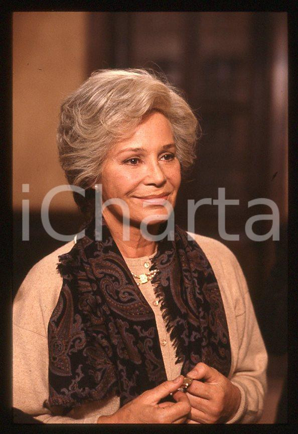 Ingrid THULIN - Film "Cuore di mamma" 1988 *35mm vintage slide (5) Diapositiva originale, in formato 35 mm.Per i diritti rivolgersi a ICharta.E' severamente vietata la riproduzione. Tutti i diritti sono riservati.ICharta mette in vendita, sul negozio eBay e in esclusiva sul sito "icharta" il proprio archivio composto da numerose diapositive e negativi fotografici d'epoca, tutti originali e autentici, che attraversano la storia del costume tra la fine degli anni Sessanta e Novanta.Si tratta di uno sguardo inedito sull'attualità, la politica, la vita quotidiana, il gossip e la cultura, che fotografa il cambiamento della nazione in quest'ultimo scorcio del XX secolo. Un'occasione unica per il mercato del collezionismo, che vede finalmente disponibile un archivio eccezionale per vastità, tematiche e condizioni, in un settore (il negativo fotografico e la diapositiva) di assoluta novità e dalle interessanti prospettive di investimento.  GOOD/buono   originale e autentica 1