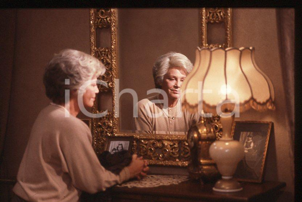 Ingrid THULIN - Film "Cuore di mamma" 1988 *35mm vintage slide (8) Diapositiva originale, in formato 35 mm.Per i diritti rivolgersi a ICharta.E' severamente vietata la riproduzione. Tutti i diritti sono riservati.ICharta mette in vendita, sul negozio eBay e in esclusiva sul sito "icharta" il proprio archivio composto da numerose diapositive e negativi fotografici d'epoca, tutti originali e autentici, che attraversano la storia del costume tra la fine degli anni Sessanta e Novanta.Si tratta di uno sguardo inedito sull'attualità, la politica, la vita quotidiana, il gossip e la cultura, che fotografa il cambiamento della nazione in quest'ultimo scorcio del XX secolo. Un'occasione unica per il mercato del collezionismo, che vede finalmente disponibile un archivio eccezionale per vastità, tematiche e condizioni, in un settore (il negativo fotografico e la diapositiva) di assoluta novità e dalle interessanti prospettive di investimento.  GOOD/buono   originale e autentica 1