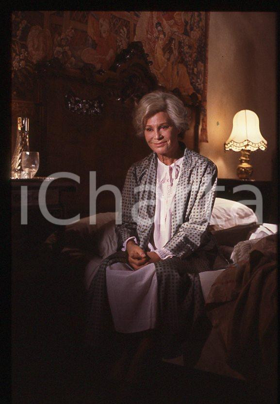 Ingrid THULIN - Film "Cuore di mamma" 1988 *35mm vintage slide (10) Diapositiva originale, in formato 35 mm.Per i diritti rivolgersi a ICharta.E' severamente vietata la riproduzione. Tutti i diritti sono riservati.ICharta mette in vendita, sul negozio eBay e in esclusiva sul sito "icharta" il proprio archivio composto da numerose diapositive e negativi fotografici d'epoca, tutti originali e autentici, che attraversano la storia del costume tra la fine degli anni Sessanta e Novanta.Si tratta di uno sguardo inedito sull'attualità, la politica, la vita quotidiana, il gossip e la cultura, che fotografa il cambiamento della nazione in quest'ultimo scorcio del XX secolo. Un'occasione unica per il mercato del collezionismo, che vede finalmente disponibile un archivio eccezionale per vastità, tematiche e condizioni, in un settore (il negativo fotografico e la diapositiva) di assoluta novità e dalle interessanti prospettive di investimento.  GOOD/buono   originale e autentica 1