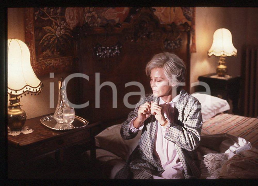 Ingrid THULIN - Film "Cuore di mamma" 1988 *35mm vintage slide (9) Diapositiva originale, in formato 35 mm.Per i diritti rivolgersi a ICharta.E' severamente vietata la riproduzione. Tutti i diritti sono riservati.ICharta mette in vendita, sul negozio eBay e in esclusiva sul sito "icharta" il proprio archivio composto da numerose diapositive e negativi fotografici d'epoca, tutti originali e autentici, che attraversano la storia del costume tra la fine degli anni Sessanta e Novanta.Si tratta di uno sguardo inedito sull'attualità, la politica, la vita quotidiana, il gossip e la cultura, che fotografa il cambiamento della nazione in quest'ultimo scorcio del XX secolo. Un'occasione unica per il mercato del collezionismo, che vede finalmente disponibile un archivio eccezionale per vastità, tematiche e condizioni, in un settore (il negativo fotografico e la diapositiva) di assoluta novità e dalle interessanti prospettive di investimento.  GOOD/buono   originale e autentica 1
