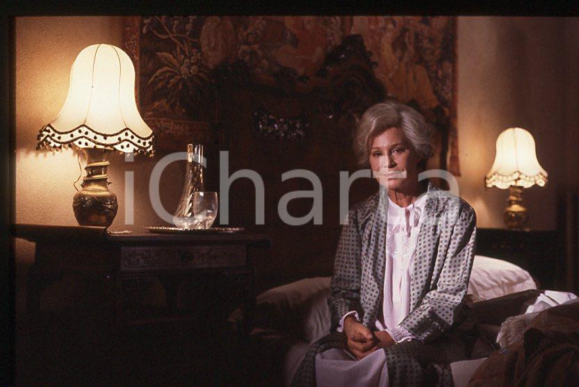 Ingrid THULIN - Film "Cuore di mamma" 1988 *35mm vintage slide (13) Diapositiva originale, in formato 35 mm.Per i diritti rivolgersi a ICharta.E' severamente vietata la riproduzione. Tutti i diritti sono riservati.ICharta mette in vendita, sul negozio eBay e in esclusiva sul sito "icharta" il proprio archivio composto da numerose diapositive e negativi fotografici d'epoca, tutti originali e autentici, che attraversano la storia del costume tra la fine degli anni Sessanta e Novanta.Si tratta di uno sguardo inedito sull'attualità, la politica, la vita quotidiana, il gossip e la cultura, che fotografa il cambiamento della nazione in quest'ultimo scorcio del XX secolo. Un'occasione unica per il mercato del collezionismo, che vede finalmente disponibile un archivio eccezionale per vastità, tematiche e condizioni, in un settore (il negativo fotografico e la diapositiva) di assoluta novità e dalle interessanti prospettive di investimento.  GOOD/buono   originale e autentica 1