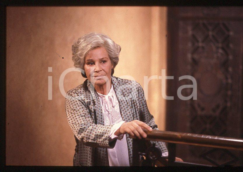 Ingrid THULIN - Film "Cuore di mamma" 1988 *35mm vintage slide (14) Diapositiva originale, in formato 35 mm.Per i diritti rivolgersi a ICharta.E' severamente vietata la riproduzione. Tutti i diritti sono riservati.ICharta mette in vendita, sul negozio eBay e in esclusiva sul sito "icharta" il proprio archivio composto da numerose diapositive e negativi fotografici d'epoca, tutti originali e autentici, che attraversano la storia del costume tra la fine degli anni Sessanta e Novanta.Si tratta di uno sguardo inedito sull'attualità, la politica, la vita quotidiana, il gossip e la cultura, che fotografa il cambiamento della nazione in quest'ultimo scorcio del XX secolo. Un'occasione unica per il mercato del collezionismo, che vede finalmente disponibile un archivio eccezionale per vastità, tematiche e condizioni, in un settore (il negativo fotografico e la diapositiva) di assoluta novità e dalle interessanti prospettive di investimento.  GOOD/buono   originale e autentica 1