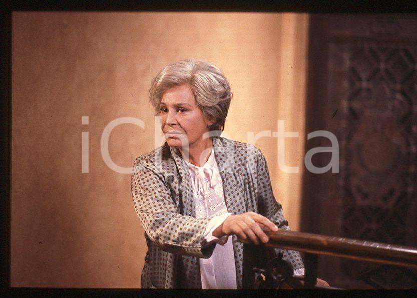 Ingrid THULIN - Film "Cuore di mamma" 1988 *35mm vintage slide (15) Diapositiva originale, in formato 35 mm.Per i diritti rivolgersi a ICharta.E' severamente vietata la riproduzione. Tutti i diritti sono riservati.ICharta mette in vendita, sul negozio eBay e in esclusiva sul sito "icharta" il proprio archivio composto da numerose diapositive e negativi fotografici d'epoca, tutti originali e autentici, che attraversano la storia del costume tra la fine degli anni Sessanta e Novanta.Si tratta di uno sguardo inedito sull'attualità, la politica, la vita quotidiana, il gossip e la cultura, che fotografa il cambiamento della nazione in quest'ultimo scorcio del XX secolo. Un'occasione unica per il mercato del collezionismo, che vede finalmente disponibile un archivio eccezionale per vastità, tematiche e condizioni, in un settore (il negativo fotografico e la diapositiva) di assoluta novità e dalle interessanti prospettive di investimento.  GOOD/buono   originale e autentica 1