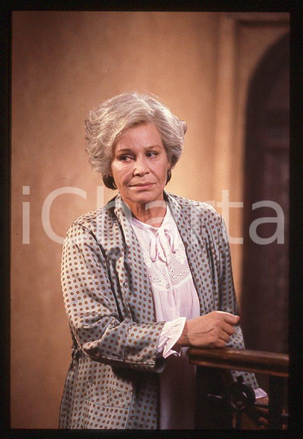 Ingrid THULIN - Film "Cuore di mamma" 1988 *35mm vintage slide (17) Diapositiva originale, in formato 35 mm.Per i diritti rivolgersi a ICharta.E' severamente vietata la riproduzione. Tutti i diritti sono riservati.ICharta mette in vendita, sul negozio eBay e in esclusiva sul sito "icharta" il proprio archivio composto da numerose diapositive e negativi fotografici d'epoca, tutti originali e autentici, che attraversano la storia del costume tra la fine degli anni Sessanta e Novanta.Si tratta di uno sguardo inedito sull'attualità, la politica, la vita quotidiana, il gossip e la cultura, che fotografa il cambiamento della nazione in quest'ultimo scorcio del XX secolo. Un'occasione unica per il mercato del collezionismo, che vede finalmente disponibile un archivio eccezionale per vastità, tematiche e condizioni, in un settore (il negativo fotografico e la diapositiva) di assoluta novità e dalle interessanti prospettive di investimento.  GOOD/buono   originale e autentica 1