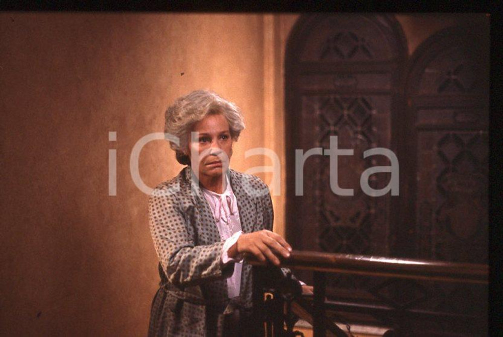 Ingrid THULIN - Film "Cuore di mamma" 1988 *35mm vintage slide (16) Diapositiva originale, in formato 35 mm.Per i diritti rivolgersi a ICharta.E' severamente vietata la riproduzione. Tutti i diritti sono riservati.ICharta mette in vendita, sul negozio eBay e in esclusiva sul sito "icharta" il proprio archivio composto da numerose diapositive e negativi fotografici d'epoca, tutti originali e autentici, che attraversano la storia del costume tra la fine degli anni Sessanta e Novanta.Si tratta di uno sguardo inedito sull'attualità, la politica, la vita quotidiana, il gossip e la cultura, che fotografa il cambiamento della nazione in quest'ultimo scorcio del XX secolo. Un'occasione unica per il mercato del collezionismo, che vede finalmente disponibile un archivio eccezionale per vastità, tematiche e condizioni, in un settore (il negativo fotografico e la diapositiva) di assoluta novità e dalle interessanti prospettive di investimento.  GOOD/buono   originale e autentica 1
