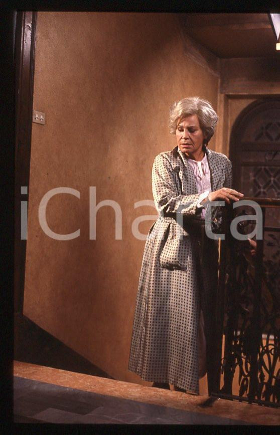 Ingrid THULIN - Film "Cuore di mamma" 1988 *35mm vintage slide (19) Diapositiva originale, in formato 35 mm.Per i diritti rivolgersi a ICharta.E' severamente vietata la riproduzione. Tutti i diritti sono riservati.ICharta mette in vendita, sul negozio eBay e in esclusiva sul sito "icharta" il proprio archivio composto da numerose diapositive e negativi fotografici d'epoca, tutti originali e autentici, che attraversano la storia del costume tra la fine degli anni Sessanta e Novanta.Si tratta di uno sguardo inedito sull'attualità, la politica, la vita quotidiana, il gossip e la cultura, che fotografa il cambiamento della nazione in quest'ultimo scorcio del XX secolo. Un'occasione unica per il mercato del collezionismo, che vede finalmente disponibile un archivio eccezionale per vastità, tematiche e condizioni, in un settore (il negativo fotografico e la diapositiva) di assoluta novità e dalle interessanti prospettive di investimento.  GOOD/buono   originale e autentica 1