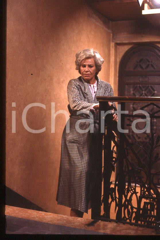 Ingrid THULIN - Film "Cuore di mamma" 1988 *35mm vintage slide (18) Diapositiva originale, in formato 35 mm.Per i diritti rivolgersi a ICharta.E' severamente vietata la riproduzione. Tutti i diritti sono riservati.ICharta mette in vendita, sul negozio eBay e in esclusiva sul sito "icharta" il proprio archivio composto da numerose diapositive e negativi fotografici d'epoca, tutti originali e autentici, che attraversano la storia del costume tra la fine degli anni Sessanta e Novanta.Si tratta di uno sguardo inedito sull'attualità, la politica, la vita quotidiana, il gossip e la cultura, che fotografa il cambiamento della nazione in quest'ultimo scorcio del XX secolo. Un'occasione unica per il mercato del collezionismo, che vede finalmente disponibile un archivio eccezionale per vastità, tematiche e condizioni, in un settore (il negativo fotografico e la diapositiva) di assoluta novità e dalle interessanti prospettive di investimento.  GOOD/buono   originale e autentica 1