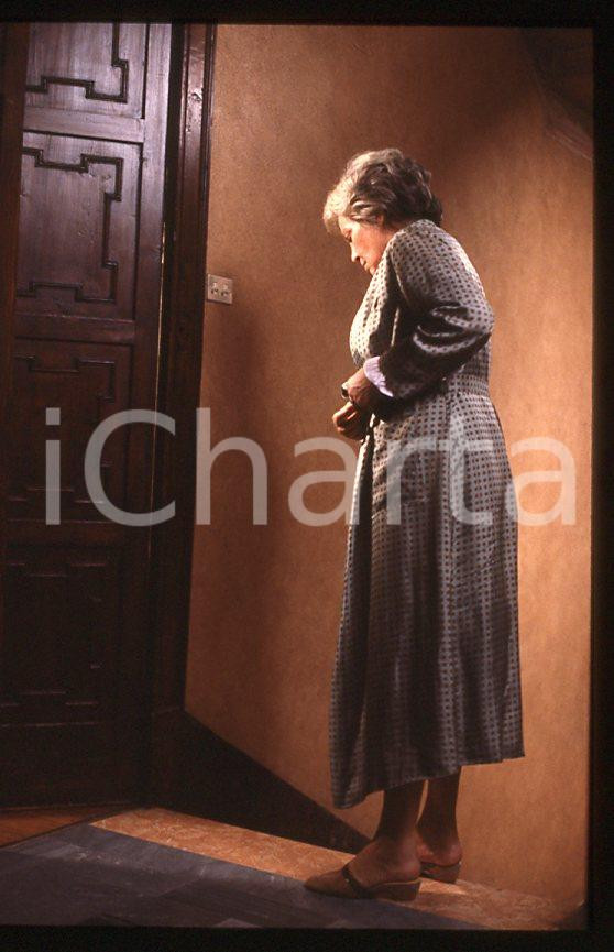 Ingrid THULIN - Film "Cuore di mamma" 1988 *35mm vintage slide (20) Diapositiva originale, in formato 35 mm.Per i diritti rivolgersi a ICharta.E' severamente vietata la riproduzione. Tutti i diritti sono riservati.ICharta mette in vendita, sul negozio eBay e in esclusiva sul sito "icharta" il proprio archivio composto da numerose diapositive e negativi fotografici d'epoca, tutti originali e autentici, che attraversano la storia del costume tra la fine degli anni Sessanta e Novanta.Si tratta di uno sguardo inedito sull'attualità, la politica, la vita quotidiana, il gossip e la cultura, che fotografa il cambiamento della nazione in quest'ultimo scorcio del XX secolo. Un'occasione unica per il mercato del collezionismo, che vede finalmente disponibile un archivio eccezionale per vastità, tematiche e condizioni, in un settore (il negativo fotografico e la diapositiva) di assoluta novità e dalle interessanti prospettive di investimento.  GOOD/buono   originale e autentica 1