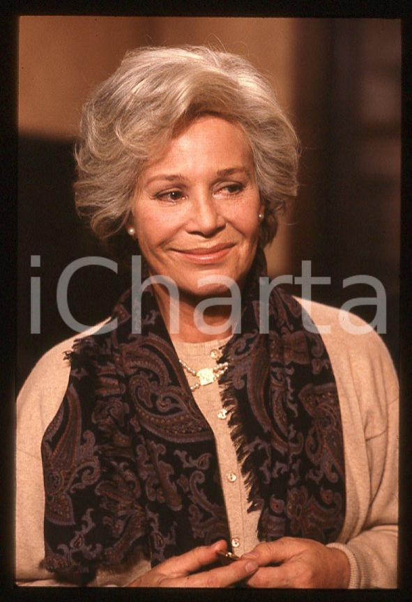 Ingrid THULIN - Film "Cuore di mamma" 1988 *35mm vintage slide (24) Diapositiva originale, in formato 35 mm.Per i diritti rivolgersi a ICharta.E' severamente vietata la riproduzione. Tutti i diritti sono riservati.ICharta mette in vendita, sul negozio eBay e in esclusiva sul sito "icharta" il proprio archivio composto da numerose diapositive e negativi fotografici d'epoca, tutti originali e autentici, che attraversano la storia del costume tra la fine degli anni Sessanta e Novanta.Si tratta di uno sguardo inedito sull'attualità, la politica, la vita quotidiana, il gossip e la cultura, che fotografa il cambiamento della nazione in quest'ultimo scorcio del XX secolo. Un'occasione unica per il mercato del collezionismo, che vede finalmente disponibile un archivio eccezionale per vastità, tematiche e condizioni, in un settore (il negativo fotografico e la diapositiva) di assoluta novità e dalle interessanti prospettive di investimento.  GOOD/buono   originale e autentica 1