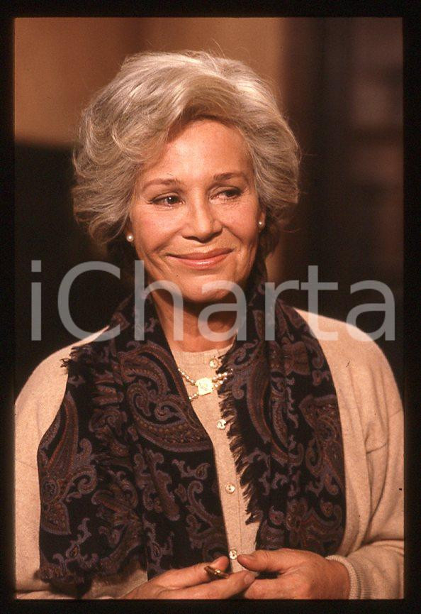 Ingrid THULIN - Film "Cuore di mamma" 1988 *35mm vintage slide (25) Diapositiva originale, in formato 35 mm.Per i diritti rivolgersi a ICharta.E' severamente vietata la riproduzione. Tutti i diritti sono riservati.ICharta mette in vendita, sul negozio eBay e in esclusiva sul sito "icharta" il proprio archivio composto da numerose diapositive e negativi fotografici d'epoca, tutti originali e autentici, che attraversano la storia del costume tra la fine degli anni Sessanta e Novanta.Si tratta di uno sguardo inedito sull'attualità, la politica, la vita quotidiana, il gossip e la cultura, che fotografa il cambiamento della nazione in quest'ultimo scorcio del XX secolo. Un'occasione unica per il mercato del collezionismo, che vede finalmente disponibile un archivio eccezionale per vastità, tematiche e condizioni, in un settore (il negativo fotografico e la diapositiva) di assoluta novità e dalle interessanti prospettive di investimento.  GOOD/buono   originale e autentica 1