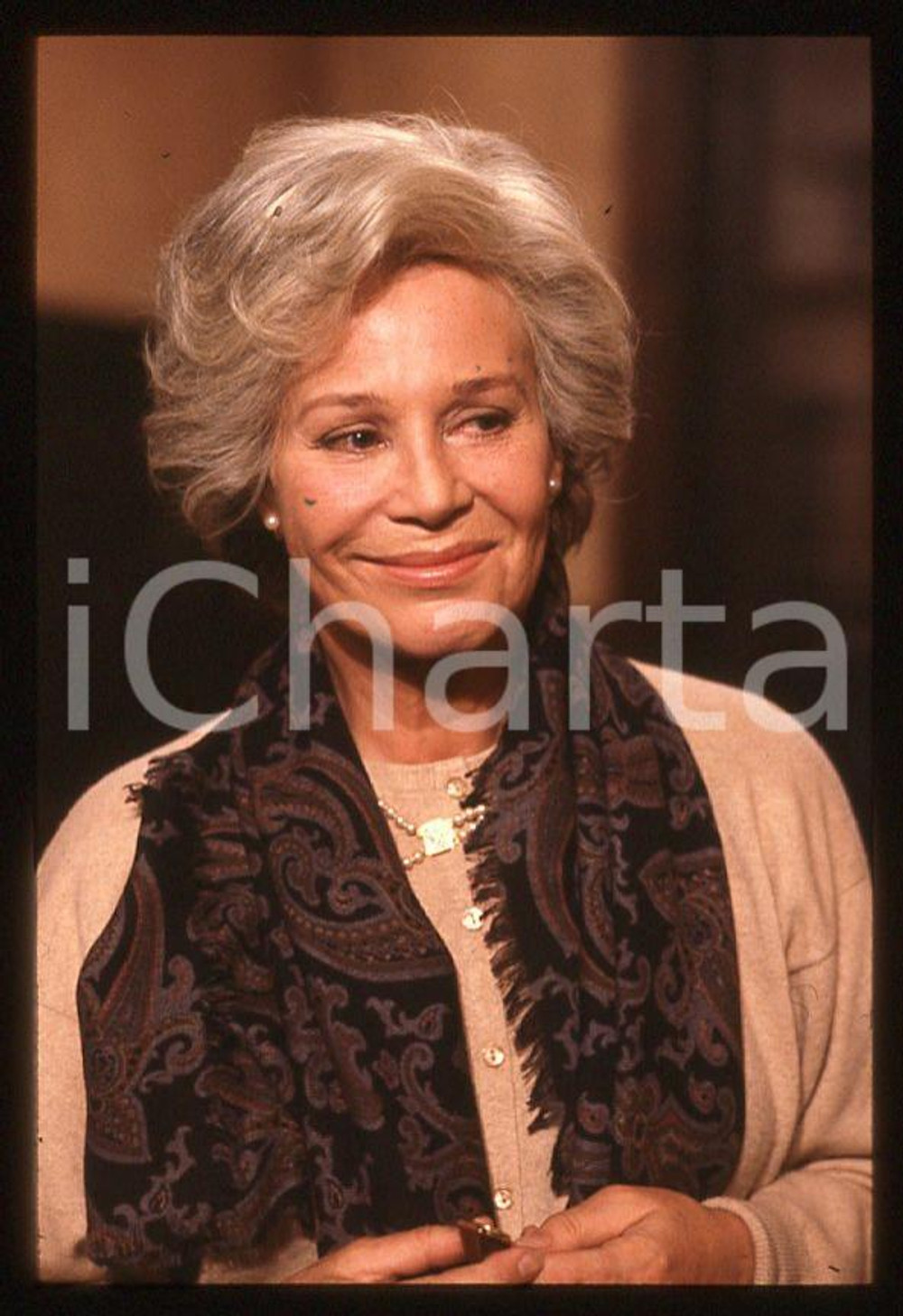 Ingrid THULIN - Film "Cuore di mamma" 1988 *35mm vintage slide (23) Diapositiva originale, in formato 35 mm.Per i diritti rivolgersi a ICharta.E' severamente vietata la riproduzione. Tutti i diritti sono riservati.ICharta mette in vendita, sul negozio eBay e in esclusiva sul sito "icharta" il proprio archivio composto da numerose diapositive e negativi fotografici d'epoca, tutti originali e autentici, che attraversano la storia del costume tra la fine degli anni Sessanta e Novanta.Si tratta di uno sguardo inedito sull'attualità, la politica, la vita quotidiana, il gossip e la cultura, che fotografa il cambiamento della nazione in quest'ultimo scorcio del XX secolo. Un'occasione unica per il mercato del collezionismo, che vede finalmente disponibile un archivio eccezionale per vastità, tematiche e condizioni, in un settore (il negativo fotografico e la diapositiva) di assoluta novità e dalle interessanti prospettive di investimento.  GOOD/buono   originale e autentica 1