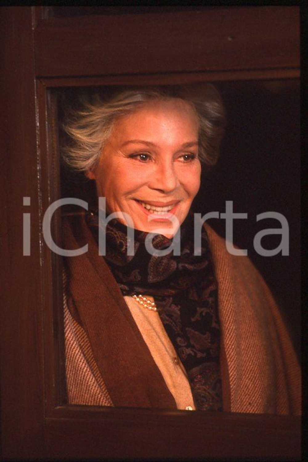 Ingrid THULIN - Film "Cuore di mamma" 1988 *35mm vintage slide (27) Diapositiva originale, in formato 35 mm.Per i diritti rivolgersi a ICharta.E' severamente vietata la riproduzione. Tutti i diritti sono riservati.ICharta mette in vendita, sul negozio eBay e in esclusiva sul sito "icharta" il proprio archivio composto da numerose diapositive e negativi fotografici d'epoca, tutti originali e autentici, che attraversano la storia del costume tra la fine degli anni Sessanta e Novanta.Si tratta di uno sguardo inedito sull'attualità, la politica, la vita quotidiana, il gossip e la cultura, che fotografa il cambiamento della nazione in quest'ultimo scorcio del XX secolo. Un'occasione unica per il mercato del collezionismo, che vede finalmente disponibile un archivio eccezionale per vastità, tematiche e condizioni, in un settore (il negativo fotografico e la diapositiva) di assoluta novità e dalle interessanti prospettive di investimento.  GOOD/buono   originale e autentica 1