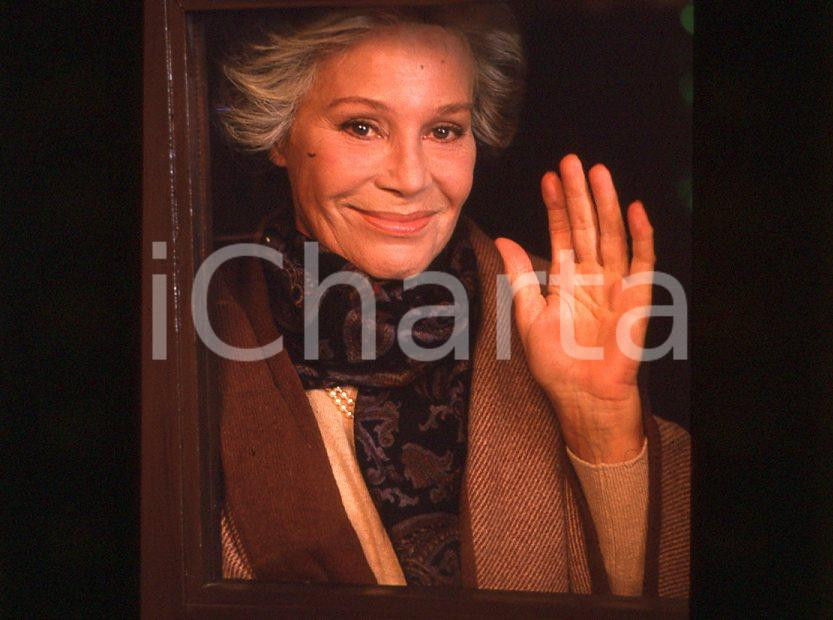 Ingrid THULIN - Film "Cuore di mamma" 1988 *35mm vintage slide (28) risc Diapositiva originale, in formato 35 mm.Per i diritti rivolgersi a ICharta.E' severamente vietata la riproduzione. Tutti i diritti sono riservati.ICharta mette in vendita, sul negozio eBay e in esclusiva sul sito "icharta" il proprio archivio composto da numerose diapositive e negativi fotografici d'epoca, tutti originali e autentici, che attraversano la storia del costume tra la fine degli anni Sessanta e Novanta.Si tratta di uno sguardo inedito sull'attualità, la politica, la vita quotidiana, il gossip e la cultura, che fotografa il cambiamento della nazione in quest'ultimo scorcio del XX secolo. Un'occasione unica per il mercato del collezionismo, che vede finalmente disponibile un archivio eccezionale per vastità, tematiche e condizioni, in un settore (il negativo fotografico e la diapositiva) di assoluta novità e dalle interessanti prospettive di investimento.  GOOD/buono   originale e autentica 1