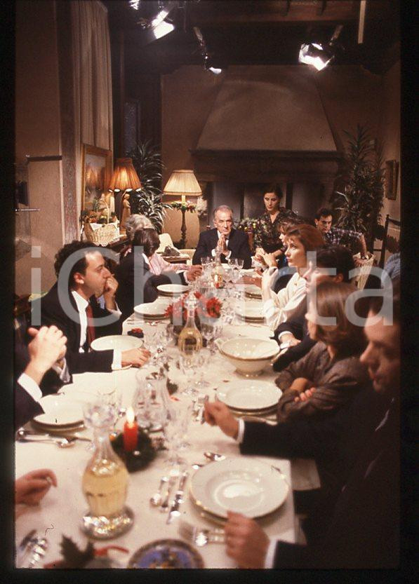 CINEMA Film "Cuore di mamma" 1988 - Cena di famiglia *35mm vintage slide (1) Diapositiva originale, in formato 35 mm.Per i diritti rivolgersi a ICharta.E' severamente vietata la riproduzione. Tutti i diritti sono riservati.ICharta mette in vendita, sul negozio eBay e in esclusiva sul sito "icharta" il proprio archivio composto da numerose diapositive e negativi fotografici d'epoca, tutti originali e autentici, che attraversano la storia del costume tra la fine degli anni Sessanta e Novanta.Si tratta di uno sguardo inedito sull'attualità, la politica, la vita quotidiana, il gossip e la cultura, che fotografa il cambiamento della nazione in quest'ultimo scorcio del XX secolo. Un'occasione unica per il mercato del collezionismo, che vede finalmente disponibile un archivio eccezionale per vastità, tematiche e condizioni, in un settore (il negativo fotografico e la diapositiva) di assoluta novità e dalle interessanti prospettive di investimento.  GOOD/buono   originale e autentica 1