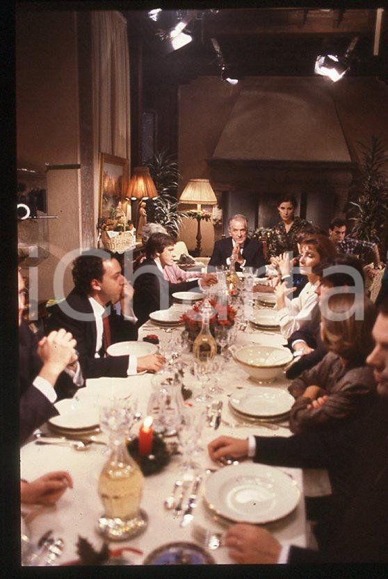 CINEMA Film "Cuore di mamma" 1988 - Cena di famiglia *35mm vintage slide (2) Diapositiva originale, in formato 35 mm.Per i diritti rivolgersi a ICharta.E' severamente vietata la riproduzione. Tutti i diritti sono riservati.ICharta mette in vendita, sul negozio eBay e in esclusiva sul sito "icharta" il proprio archivio composto da numerose diapositive e negativi fotografici d'epoca, tutti originali e autentici, che attraversano la storia del costume tra la fine degli anni Sessanta e Novanta.Si tratta di uno sguardo inedito sull'attualità, la politica, la vita quotidiana, il gossip e la cultura, che fotografa il cambiamento della nazione in quest'ultimo scorcio del XX secolo. Un'occasione unica per il mercato del collezionismo, che vede finalmente disponibile un archivio eccezionale per vastità, tematiche e condizioni, in un settore (il negativo fotografico e la diapositiva) di assoluta novità e dalle interessanti prospettive di investimento.  GOOD/buono   originale e autentica 1