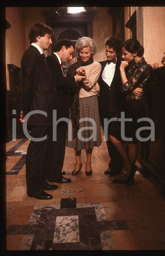Ingrid THULIN "Cuore di mamma" 1988 - Scena figli *35mm vintage slide (1) Diapositiva originale, in formato 35 mm. Sono ritratti gli attori Emilio Bonucci, Ingrid Thulin, Nanni Garella e Margaret Mazzantini.Per i diritti rivolgersi a ICharta.E' severamente vietata la riproduzione. Tutti i diritti sono riservati.ICharta mette in vendita, sul negozio eBay e in esclusiva sul sito "icharta" il proprio archivio composto da numerose diapositive e negativi fotografici d'epoca, tutti originali e autentici, che attraversano la storia del costume tra la fine degli anni Sessanta e Novanta.Si tratta di uno sguardo inedito sull'attualità, la politica, la vita quotidiana, il gossip e la cultura, che fotografa il cambiamento della nazione in quest'ultimo scorcio del XX secolo. Un'occasione unica per il mercato del collezionismo, che vede finalmente disponibile un archivio eccezionale per vastità, tematiche e condizioni, in un settore (il negativo fotografico e la diapositiva) di assoluta novità e dalle interessanti prospettive di investimento.  GOOD/buono   originale e autentica 1