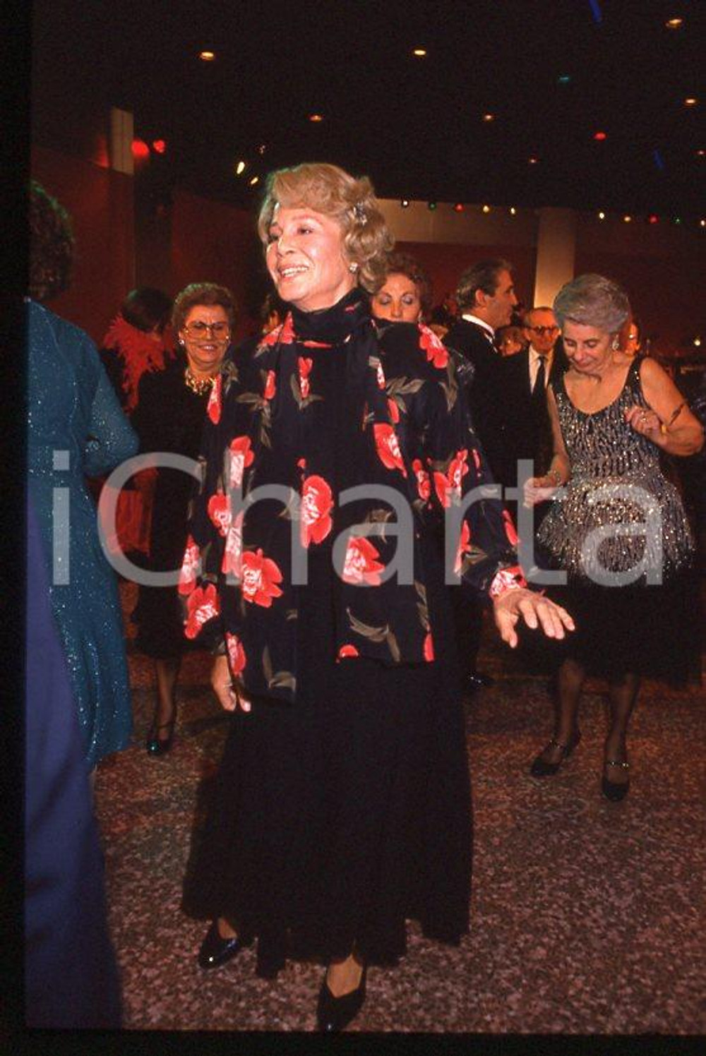 Ingrid THULIN - "Cuore di mamma" 1988 - Ballo *35mm vintage slide (1) Diapositiva originale, in formato 35 mm.Per i diritti rivolgersi a ICharta.E' severamente vietata la riproduzione. Tutti i diritti sono riservati.ICharta mette in vendita, sul negozio eBay e in esclusiva sul sito "icharta" il proprio archivio composto da numerose diapositive e negativi fotografici d'epoca, tutti originali e autentici, che attraversano la storia del costume tra la fine degli anni Sessanta e Novanta.Si tratta di uno sguardo inedito sull'attualità, la politica, la vita quotidiana, il gossip e la cultura, che fotografa il cambiamento della nazione in quest'ultimo scorcio del XX secolo. Un'occasione unica per il mercato del collezionismo, che vede finalmente disponibile un archivio eccezionale per vastità, tematiche e condizioni, in un settore (il negativo fotografico e la diapositiva) di assoluta novità e dalle interessanti prospettive di investimento.  GOOD/buono   originale e autentica 1