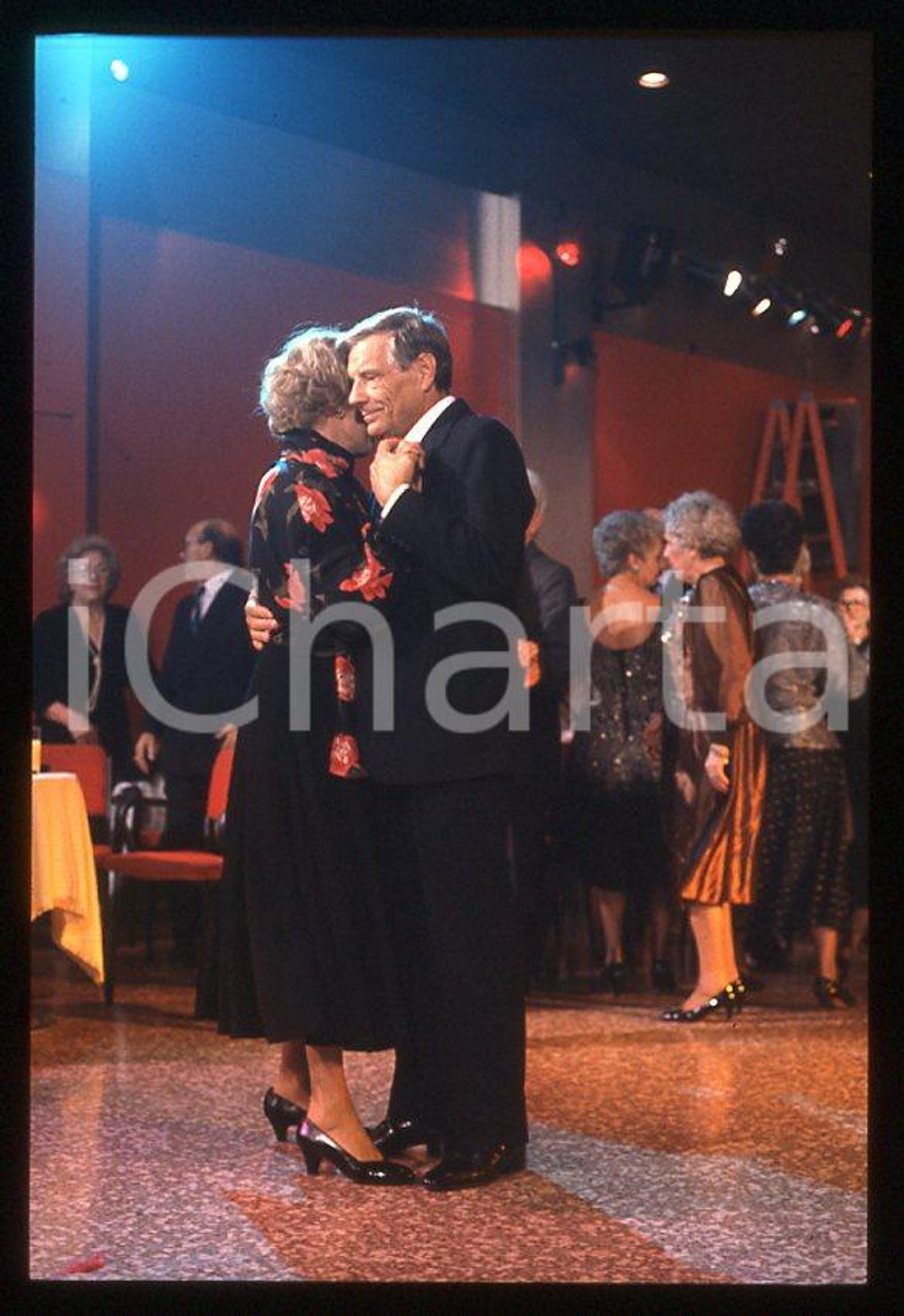 Ingrid THULIN Renzo PALMER "Cuore di mamma" 1988 - Ballo *35mm vintage slide (2) Diapositiva originale, in formato 35 mm.Per i diritti rivolgersi a ICharta.E' severamente vietata la riproduzione. Tutti i diritti sono riservati.ICharta mette in vendita, sul negozio eBay e in esclusiva sul sito "icharta" il proprio archivio composto da numerose diapositive e negativi fotografici d'epoca, tutti originali e autentici, che attraversano la storia del costume tra la fine degli anni Sessanta e Novanta.Si tratta di uno sguardo inedito sull'attualità, la politica, la vita quotidiana, il gossip e la cultura, che fotografa il cambiamento della nazione in quest'ultimo scorcio del XX secolo. Un'occasione unica per il mercato del collezionismo, che vede finalmente disponibile un archivio eccezionale per vastità, tematiche e condizioni, in un settore (il negativo fotografico e la diapositiva) di assoluta novità e dalle interessanti prospettive di investimento.  GOOD/buono   originale e autentica 1