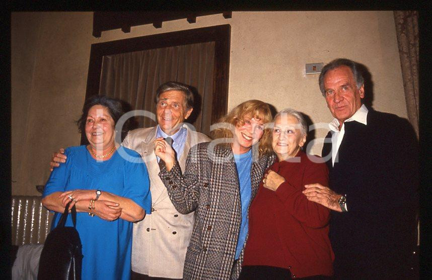 CINEMA Film "Cuore di mamma" 1988 - Il cast *35mm vintage slide (1) Diapositiva originale, in formato 35 mm.Sono ritratti: Lea Padovani, Renzo Palmer, Ingrid Thulin, Tina Lattanzi  e Massimo Girotti.Per i diritti rivolgersi a ICharta.E' severamente vietata la riproduzione. Tutti i diritti sono riservati.ICharta mette in vendita, sul negozio eBay e in esclusiva sul sito "icharta" il proprio archivio composto da numerose diapositive e negativi fotografici d'epoca, tutti originali e autentici, che attraversano la storia del costume tra la fine degli anni Sessanta e Novanta.Si tratta di uno sguardo inedito sull'attualità, la politica, la vita quotidiana, il gossip e la cultura, che fotografa il cambiamento della nazione in quest'ultimo scorcio del XX secolo. Un'occasione unica per il mercato del collezionismo, che vede finalmente disponibile un archivio eccezionale per vastità, tematiche e condizioni, in un settore (il negativo fotografico e la diapositiva) di assoluta novità e dalle interessanti prospettive di investimento.  GOOD/buono   originale e autentica 1