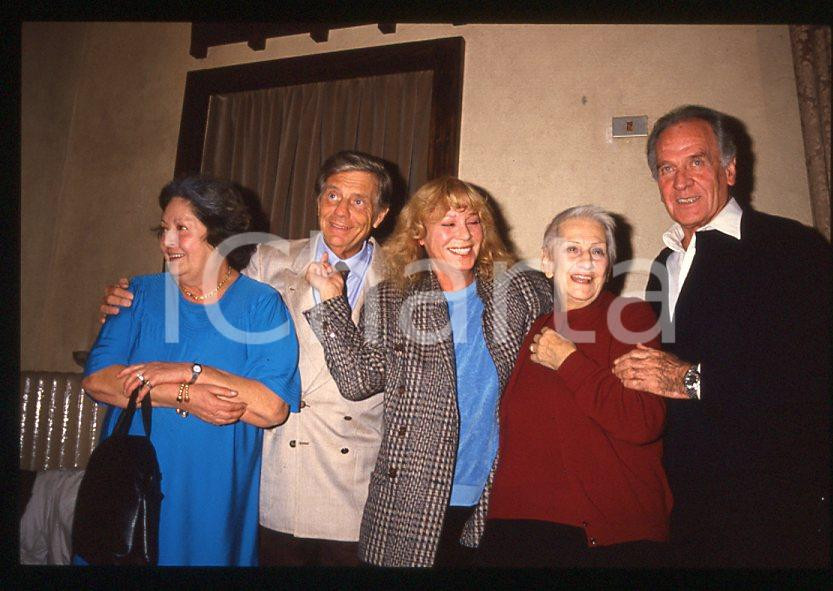 CINEMA Film "Cuore di mamma" 1988 - Il cast *35mm vintage slide (2) Diapositiva originale, in formato 35 mm.Sono ritratti: Lea Padovani, Renzo Palmer, Ingrid Thulin, Tina Lattanzi  e Massimo Girotti.Per i diritti rivolgersi a ICharta.E' severamente vietata la riproduzione. Tutti i diritti sono riservati.ICharta mette in vendita, sul negozio eBay e in esclusiva sul sito "icharta" il proprio archivio composto da numerose diapositive e negativi fotografici d'epoca, tutti originali e autentici, che attraversano la storia del costume tra la fine degli anni Sessanta e Novanta.Si tratta di uno sguardo inedito sull'attualità, la politica, la vita quotidiana, il gossip e la cultura, che fotografa il cambiamento della nazione in quest'ultimo scorcio del XX secolo. Un'occasione unica per il mercato del collezionismo, che vede finalmente disponibile un archivio eccezionale per vastità, tematiche e condizioni, in un settore (il negativo fotografico e la diapositiva) di assoluta novità e dalle interessanti prospettive di investimento.  GOOD/buono   originale e autentica 1
