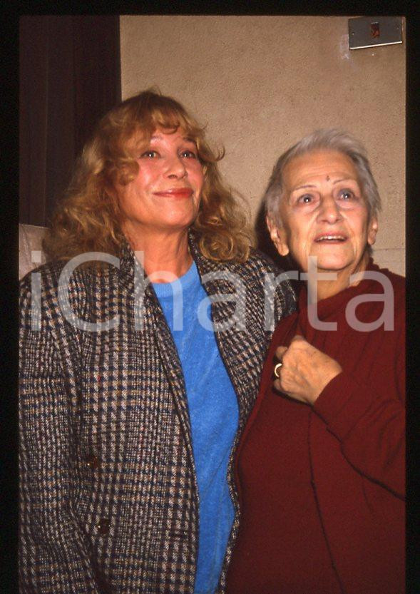 Ingrid THULIN Tina LATTANZI "Cuore di mamma" 1988 *35mm vintage slide (1) Diapositiva originale, in formato 35 mm.Per i diritti rivolgersi a ICharta.E' severamente vietata la riproduzione. Tutti i diritti sono riservati.ICharta mette in vendita, sul negozio eBay e in esclusiva sul sito "icharta" il proprio archivio composto da numerose diapositive e negativi fotografici d'epoca, tutti originali e autentici, che attraversano la storia del costume tra la fine degli anni Sessanta e Novanta.Si tratta di uno sguardo inedito sull'attualità, la politica, la vita quotidiana, il gossip e la cultura, che fotografa il cambiamento della nazione in quest'ultimo scorcio del XX secolo. Un'occasione unica per il mercato del collezionismo, che vede finalmente disponibile un archivio eccezionale per vastità, tematiche e condizioni, in un settore (il negativo fotografico e la diapositiva) di assoluta novità e dalle interessanti prospettive di investimento.  GOOD/buono   originale e autentica 1