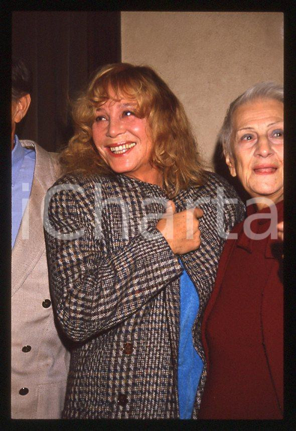 Ingrid THULIN Tina LATTANZI "Cuore di mamma" 1988 *35mm vintage slide (2) Diapositiva originale, in formato 35 mm.Per i diritti rivolgersi a ICharta.E' severamente vietata la riproduzione. Tutti i diritti sono riservati.ICharta mette in vendita, sul negozio eBay e in esclusiva sul sito "icharta" il proprio archivio composto da numerose diapositive e negativi fotografici d'epoca, tutti originali e autentici, che attraversano la storia del costume tra la fine degli anni Sessanta e Novanta.Si tratta di uno sguardo inedito sull'attualità, la politica, la vita quotidiana, il gossip e la cultura, che fotografa il cambiamento della nazione in quest'ultimo scorcio del XX secolo. Un'occasione unica per il mercato del collezionismo, che vede finalmente disponibile un archivio eccezionale per vastità, tematiche e condizioni, in un settore (il negativo fotografico e la diapositiva) di assoluta novità e dalle interessanti prospettive di investimento.  GOOD/buono   originale e autentica 1