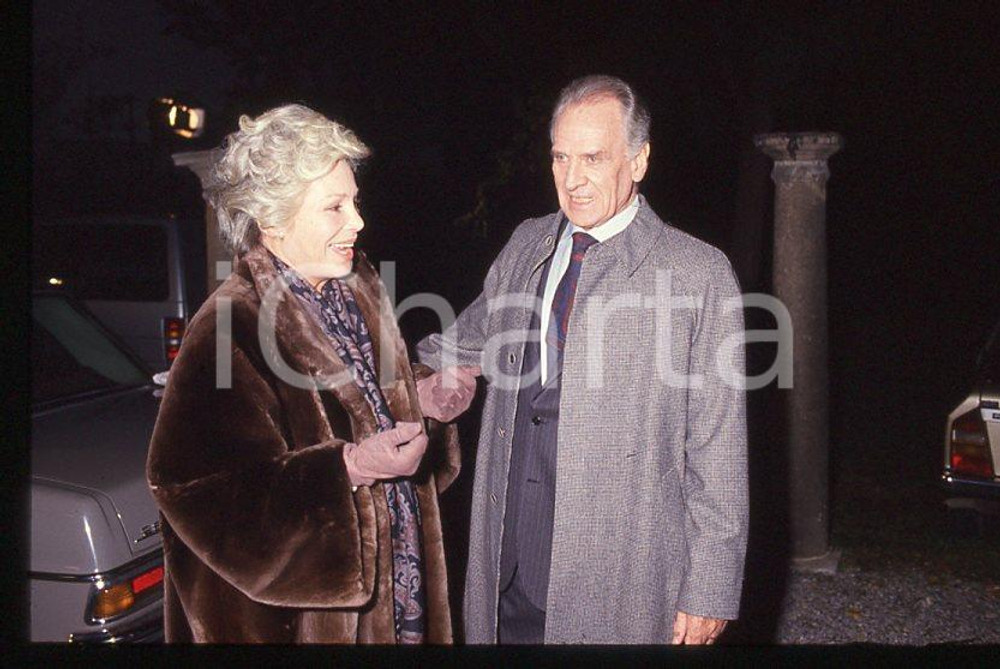 Ingrid THULIN Massimo GIROTTI "Cuore di mamma" 1988 *35mm vintage slide (2) Diapositiva originale, in formato 35 mm.Per i diritti rivolgersi a ICharta.E' severamente vietata la riproduzione. Tutti i diritti sono riservati.ICharta mette in vendita, sul negozio eBay e in esclusiva sul sito "icharta" il proprio archivio composto da numerose diapositive e negativi fotografici d'epoca, tutti originali e autentici, che attraversano la storia del costume tra la fine degli anni Sessanta e Novanta.Si tratta di uno sguardo inedito sull'attualità, la politica, la vita quotidiana, il gossip e la cultura, che fotografa il cambiamento della nazione in quest'ultimo scorcio del XX secolo. Un'occasione unica per il mercato del collezionismo, che vede finalmente disponibile un archivio eccezionale per vastità, tematiche e condizioni, in un settore (il negativo fotografico e la diapositiva) di assoluta novità e dalle interessanti prospettive di investimento.  GOOD/buono   originale e autentica 1