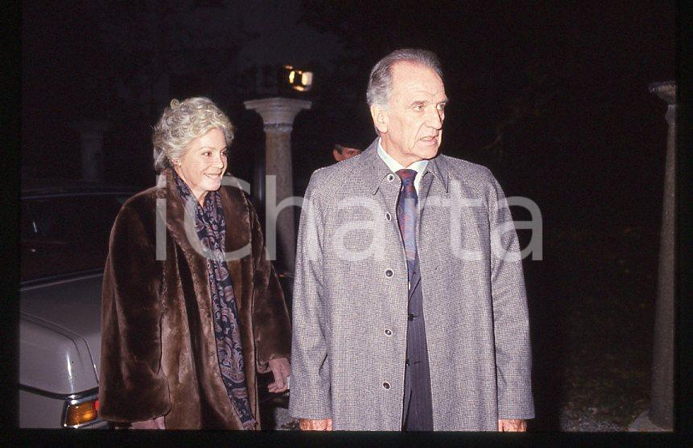 Ingrid THULIN Massimo GIROTTI "Cuore di mamma" 1988 *35mm vintage slide (1) Diapositiva originale, in formato 35 mm.Per i diritti rivolgersi a ICharta.E' severamente vietata la riproduzione. Tutti i diritti sono riservati.ICharta mette in vendita, sul negozio eBay e in esclusiva sul sito "icharta" il proprio archivio composto da numerose diapositive e negativi fotografici d'epoca, tutti originali e autentici, che attraversano la storia del costume tra la fine degli anni Sessanta e Novanta.Si tratta di uno sguardo inedito sull'attualità, la politica, la vita quotidiana, il gossip e la cultura, che fotografa il cambiamento della nazione in quest'ultimo scorcio del XX secolo. Un'occasione unica per il mercato del collezionismo, che vede finalmente disponibile un archivio eccezionale per vastità, tematiche e condizioni, in un settore (il negativo fotografico e la diapositiva) di assoluta novità e dalle interessanti prospettive di investimento.  GOOD/buono   originale e autentica 1