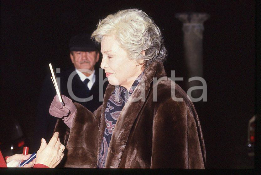 Ingrid THULIN - Riprese film "Cuore di mamma" 1988 - *35mm vintage slide (1) Diapositiva originale, in formato 35 mm.Per i diritti rivolgersi a ICharta.E' severamente vietata la riproduzione. Tutti i diritti sono riservati.ICharta mette in vendita, sul negozio eBay e in esclusiva sul sito "icharta" il proprio archivio composto da numerose diapositive e negativi fotografici d'epoca, tutti originali e autentici, che attraversano la storia del costume tra la fine degli anni Sessanta e Novanta.Si tratta di uno sguardo inedito sull'attualità, la politica, la vita quotidiana, il gossip e la cultura, che fotografa il cambiamento della nazione in quest'ultimo scorcio del XX secolo. Un'occasione unica per il mercato del collezionismo, che vede finalmente disponibile un archivio eccezionale per vastità, tematiche e condizioni, in un settore (il negativo fotografico e la diapositiva) di assoluta novità e dalle interessanti prospettive di investimento.  GOOD/buono   originale e autentica 1
