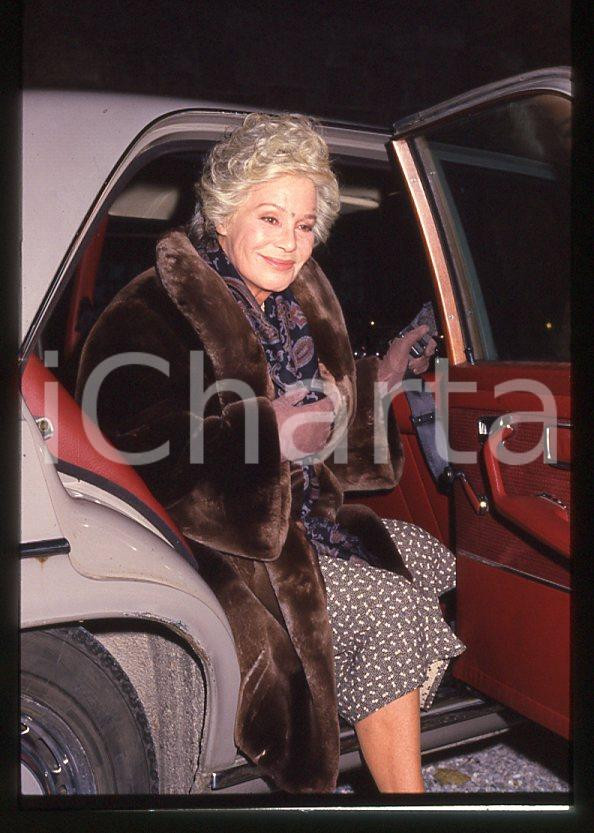 Ingrid THULIN - Riprese film "Cuore di mamma" 1988 - *35mm vintage slide (5) Diapositiva originale, in formato 35 mm.Per i diritti rivolgersi a ICharta.E' severamente vietata la riproduzione. Tutti i diritti sono riservati.ICharta mette in vendita, sul negozio eBay e in esclusiva sul sito "icharta" il proprio archivio composto da numerose diapositive e negativi fotografici d'epoca, tutti originali e autentici, che attraversano la storia del costume tra la fine degli anni Sessanta e Novanta.Si tratta di uno sguardo inedito sull'attualità, la politica, la vita quotidiana, il gossip e la cultura, che fotografa il cambiamento della nazione in quest'ultimo scorcio del XX secolo. Un'occasione unica per il mercato del collezionismo, che vede finalmente disponibile un archivio eccezionale per vastità, tematiche e condizioni, in un settore (il negativo fotografico e la diapositiva) di assoluta novità e dalle interessanti prospettive di investimento.  GOOD/buono   originale e autentica 1