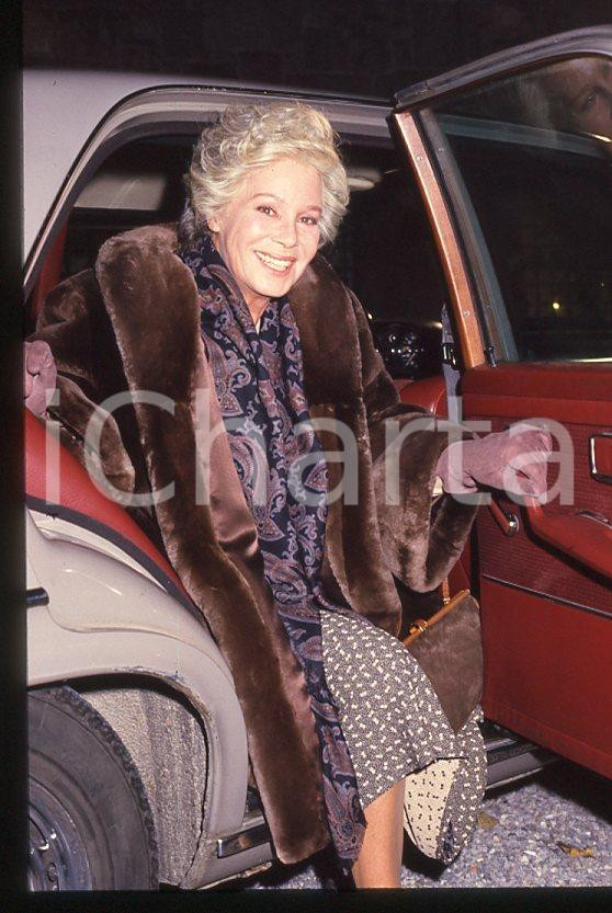 Ingrid THULIN - Riprese film "Cuore di mamma" 1988 - *35mm vintage slide (4) Diapositiva originale, in formato 35 mm.Per i diritti rivolgersi a ICharta.E' severamente vietata la riproduzione. Tutti i diritti sono riservati.ICharta mette in vendita, sul negozio eBay e in esclusiva sul sito "icharta" il proprio archivio composto da numerose diapositive e negativi fotografici d'epoca, tutti originali e autentici, che attraversano la storia del costume tra la fine degli anni Sessanta e Novanta.Si tratta di uno sguardo inedito sull'attualità, la politica, la vita quotidiana, il gossip e la cultura, che fotografa il cambiamento della nazione in quest'ultimo scorcio del XX secolo. Un'occasione unica per il mercato del collezionismo, che vede finalmente disponibile un archivio eccezionale per vastità, tematiche e condizioni, in un settore (il negativo fotografico e la diapositiva) di assoluta novità e dalle interessanti prospettive di investimento.  GOOD/buono   originale e autentica 1