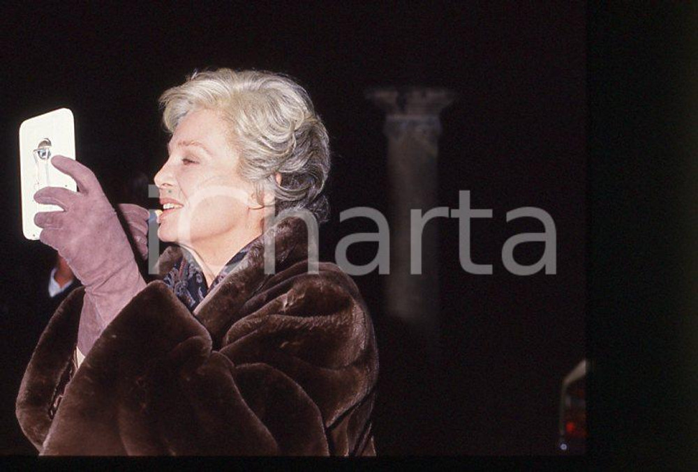 Ingrid THULIN - Riprese film "Cuore di mamma" 1988 - *35mm vintage slide (3) Diapositiva originale, in formato 35 mm.Per i diritti rivolgersi a ICharta.E' severamente vietata la riproduzione. Tutti i diritti sono riservati.ICharta mette in vendita, sul negozio eBay e in esclusiva sul sito "icharta" il proprio archivio composto da numerose diapositive e negativi fotografici d'epoca, tutti originali e autentici, che attraversano la storia del costume tra la fine degli anni Sessanta e Novanta.Si tratta di uno sguardo inedito sull'attualità, la politica, la vita quotidiana, il gossip e la cultura, che fotografa il cambiamento della nazione in quest'ultimo scorcio del XX secolo. Un'occasione unica per il mercato del collezionismo, che vede finalmente disponibile un archivio eccezionale per vastità, tematiche e condizioni, in un settore (il negativo fotografico e la diapositiva) di assoluta novità e dalle interessanti prospettive di investimento.  GOOD/buono   originale e autentica 1