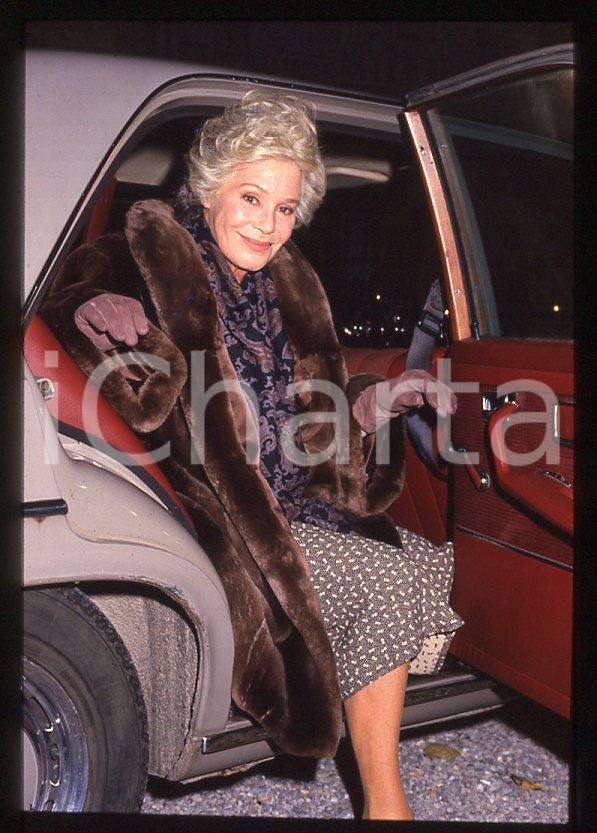 Ingrid THULIN - Riprese film "Cuore di mamma" 1988 - *35mm vintage slide (6) Diapositiva originale, in formato 35 mm.Per i diritti rivolgersi a ICharta.E' severamente vietata la riproduzione. Tutti i diritti sono riservati.ICharta mette in vendita, sul negozio eBay e in esclusiva sul sito "icharta" il proprio archivio composto da numerose diapositive e negativi fotografici d'epoca, tutti originali e autentici, che attraversano la storia del costume tra la fine degli anni Sessanta e Novanta.Si tratta di uno sguardo inedito sull'attualità, la politica, la vita quotidiana, il gossip e la cultura, che fotografa il cambiamento della nazione in quest'ultimo scorcio del XX secolo. Un'occasione unica per il mercato del collezionismo, che vede finalmente disponibile un archivio eccezionale per vastità, tematiche e condizioni, in un settore (il negativo fotografico e la diapositiva) di assoluta novità e dalle interessanti prospettive di investimento.  GOOD/buono   originale e autentica 1