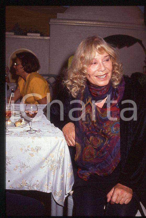 Ingrid THULIN al ristorante  -1988 *35mm vintage slide (3) Diapositiva originale, in formato 35 mm.Per i diritti rivolgersi a ICharta.E' severamente vietata la riproduzione. Tutti i diritti sono riservati.ICharta mette in vendita, sul negozio eBay e in esclusiva sul sito "icharta" il proprio archivio composto da numerose diapositive e negativi fotografici d'epoca, tutti originali e autentici, che attraversano la storia del costume tra la fine degli anni Sessanta e Novanta.Si tratta di uno sguardo inedito sull'attualità, la politica, la vita quotidiana, il gossip e la cultura, che fotografa il cambiamento della nazione in quest'ultimo scorcio del XX secolo. Un'occasione unica per il mercato del collezionismo, che vede finalmente disponibile un archivio eccezionale per vastità, tematiche e condizioni, in un settore (il negativo fotografico e la diapositiva) di assoluta novità e dalle interessanti prospettive di investimento.  GOOD/buono   originale e autentica 1