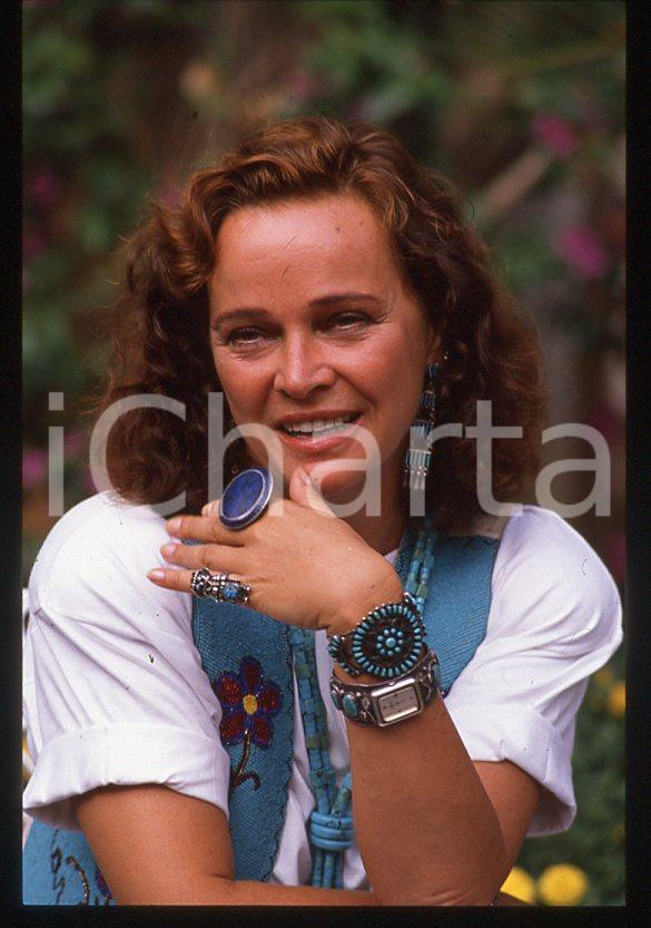 Laura ANTONELLI attrice - Ritratto - CINEMA -1990 ca *35mm vintage slide (2) Diapositiva originale, in formato 35 mm.Per i diritti rivolgersi a ICharta.E' severamente vietata la riproduzione. Tutti i diritti sono riservati.ICharta mette in vendita, sul negozio eBay e in esclusiva sul sito "icharta" il proprio archivio composto da numerose diapositive e negativi fotografici d'epoca, tutti originali e autentici, che attraversano la storia del costume tra la fine degli anni Sessanta e Novanta.Si tratta di uno sguardo inedito sull'attualità, la politica, la vita quotidiana, il gossip e la cultura, che fotografa il cambiamento della nazione in quest'ultimo scorcio del XX secolo. Un'occasione unica per il mercato del collezionismo, che vede finalmente disponibile un archivio eccezionale per vastità, tematiche e condizioni, in un settore (il negativo fotografico e la diapositiva) di assoluta novità e dalle interessanti prospettive di investimento.  GOOD/buono   originale e autentica 1