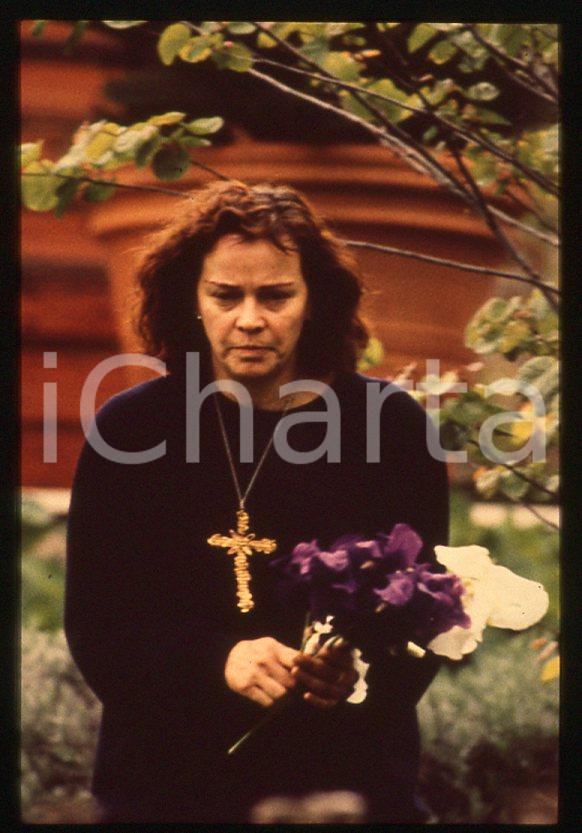 Laura ANTONELLI attrice - Ritratto con croce -1990 ca *35mm vintage slide (2) Diapositiva originale, in formato 35 mm.Per i diritti rivolgersi a ICharta.E' severamente vietata la riproduzione. Tutti i diritti sono riservati.ICharta mette in vendita, sul negozio eBay e in esclusiva sul sito "icharta" il proprio archivio composto da numerose diapositive e negativi fotografici d'epoca, tutti originali e autentici, che attraversano la storia del costume tra la fine degli anni Sessanta e Novanta.Si tratta di uno sguardo inedito sull'attualità , la politica, la vita quotidiana, il gossip e la cultura, che fotografa il cambiamento della nazione in quest'ultimo scorcio del XX secolo. Un'occasione unica per il mercato del collezionismo, che vede finalmente disponibile un archivio eccezionale per vastità , tematiche e condizioni, in un settore (il negativo fotografico e la diapositiva) di assoluta novità  e dalle interessanti prospettive di investimento.  GOOD/buono   originale e autentica 1