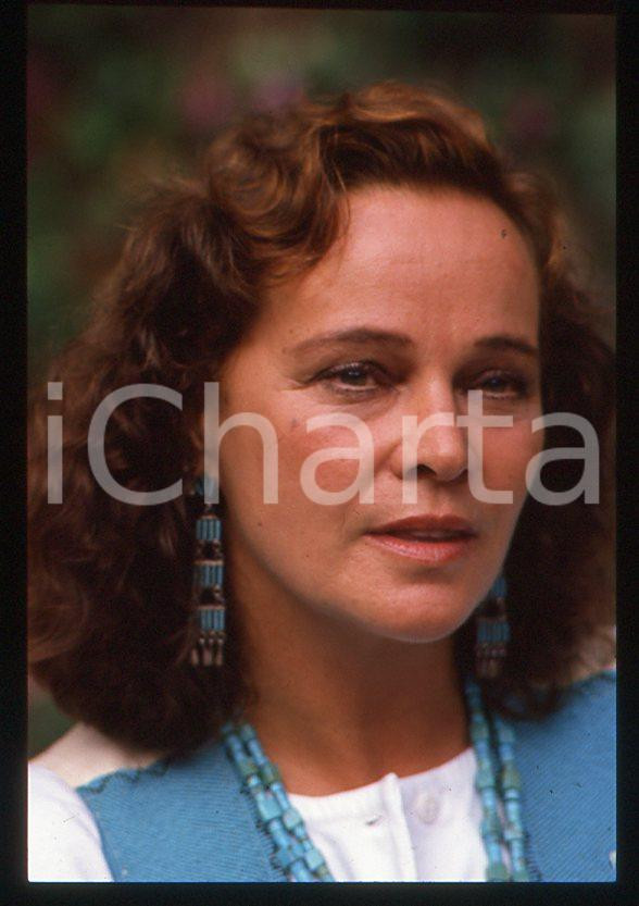 Laura ANTONELLI attrice - Ritratto - CINEMA -1990 ca *35mm vintage slide (4) Diapositiva originale, in formato 35 mm.Per i diritti rivolgersi a ICharta.E' severamente vietata la riproduzione. Tutti i diritti sono riservati.ICharta mette in vendita, sul negozio eBay e in esclusiva sul sito "icharta" il proprio archivio composto da numerose diapositive e negativi fotografici d'epoca, tutti originali e autentici, che attraversano la storia del costume tra la fine degli anni Sessanta e Novanta.Si tratta di uno sguardo inedito sull'attualità, la politica, la vita quotidiana, il gossip e la cultura, che fotografa il cambiamento della nazione in quest'ultimo scorcio del XX secolo. Un'occasione unica per il mercato del collezionismo, che vede finalmente disponibile un archivio eccezionale per vastità, tematiche e condizioni, in un settore (il negativo fotografico e la diapositiva) di assoluta novità e dalle interessanti prospettive di investimento.  GOOD/buono   originale e autentica 1