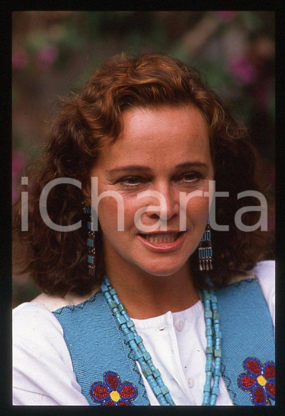 Laura ANTONELLI attrice - Ritratto - CINEMA -1990 ca *35mm vintage slide (3) Diapositiva originale, in formato 35 mm.Per i diritti rivolgersi a ICharta.E' severamente vietata la riproduzione. Tutti i diritti sono riservati.ICharta mette in vendita, sul negozio eBay e in esclusiva sul sito "icharta" il proprio archivio composto da numerose diapositive e negativi fotografici d'epoca, tutti originali e autentici, che attraversano la storia del costume tra la fine degli anni Sessanta e Novanta.Si tratta di uno sguardo inedito sull'attualità, la politica, la vita quotidiana, il gossip e la cultura, che fotografa il cambiamento della nazione in quest'ultimo scorcio del XX secolo. Un'occasione unica per il mercato del collezionismo, che vede finalmente disponibile un archivio eccezionale per vastità, tematiche e condizioni, in un settore (il negativo fotografico e la diapositiva) di assoluta novità e dalle interessanti prospettive di investimento.  GOOD/buono   originale e autentica 1