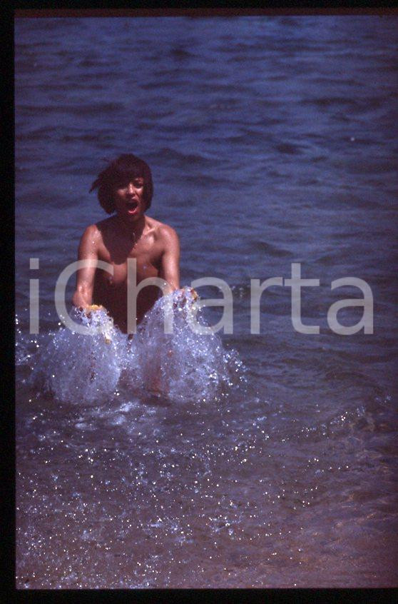 Fotografia d epoca originale 35mm vintage slide 1985ca COSTUME Rosa FUMETTO nuda al mare 1 1