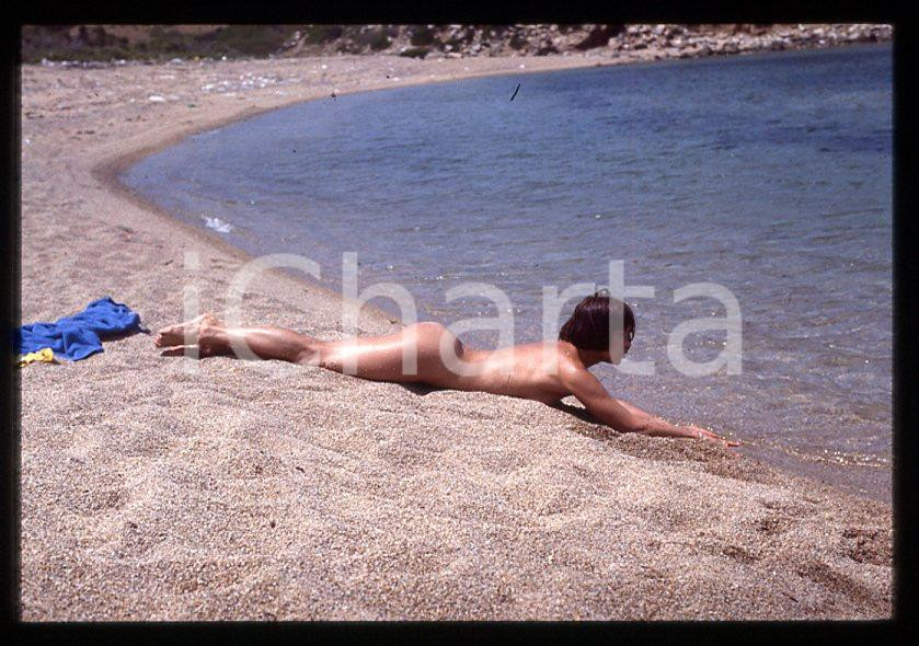 Fotografia d epoca originale 35mm vintage slide 1985 ca COSTUME Rosa FUMETTO nuda al mare 2 1