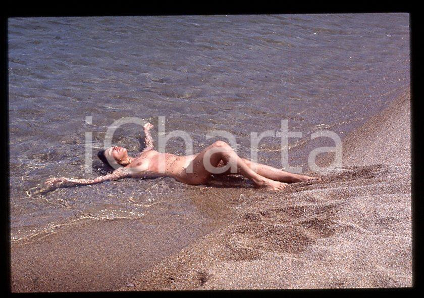 Fotografia d epoca originale 35mm vintage slide 1985ca COSTUME Rosa FUMETTO nuda al mare 5 1
