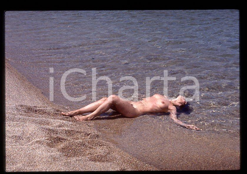 Fotografia d epoca originale 35mm vintage slide 1985ca COSTUME Rosa FUMETTO nuda al mare 4 1